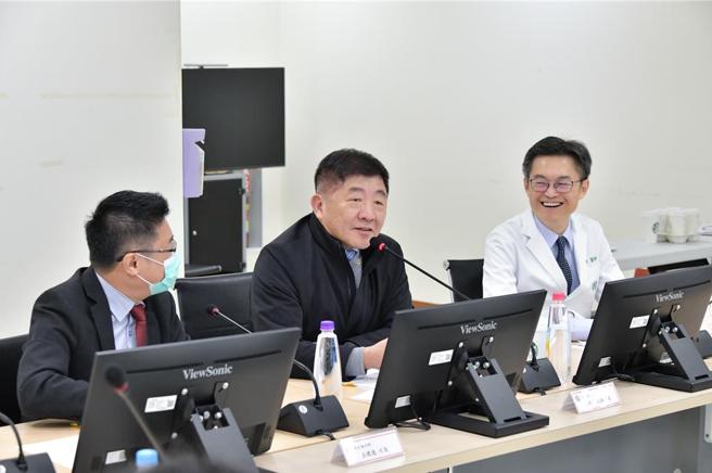 行政院政务委员陈时中访视亚东纪念医院。图／行政院提供