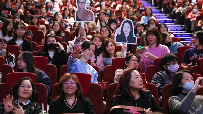 粉絲帶著孫藝真的牌子現身希望能吸引玄彬的注意。（羅永銘攝）