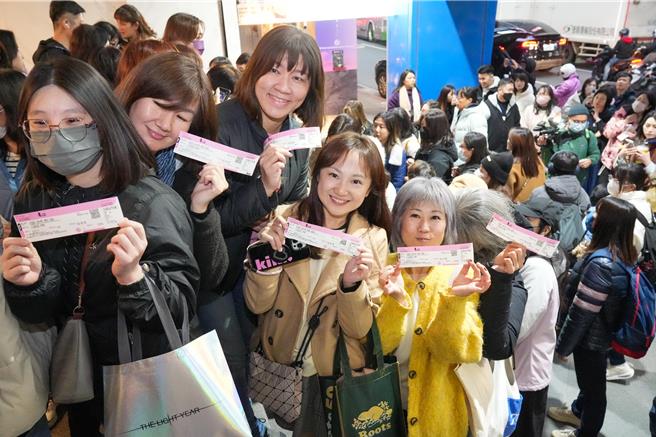 久違沒見到偶像，粉絲廳外就已經迫不及待開心合影。（羅永銘攝）