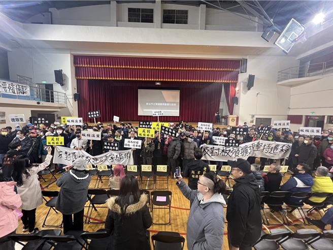 新北市民政局今晚举办板殡规画优化说明会，民眾到场抗议，瘫痪说明会进行。（王扬杰摄）