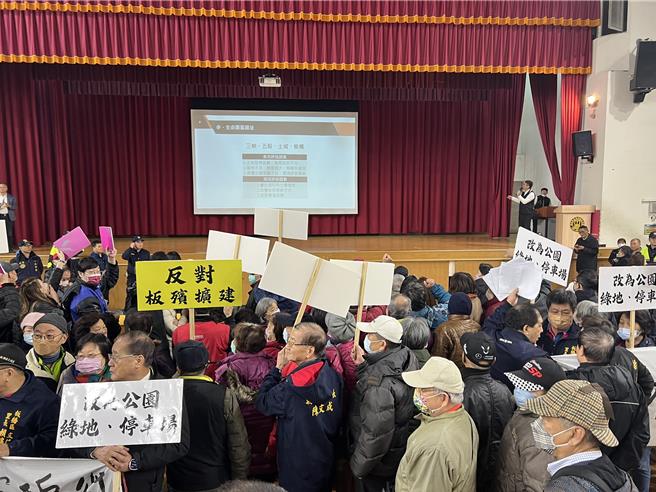 新北市民政局今晚举办板殡规画优化说明会，民眾到场抗议，瘫痪说明会进行。（王扬杰摄）