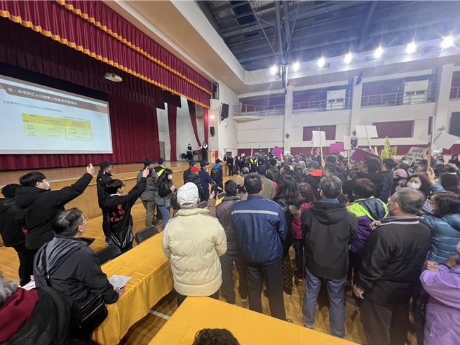 新北市民政局今晚举办板殡规画优化说明会，民眾到场抗议，瘫痪说明会进行。（王扬杰摄）