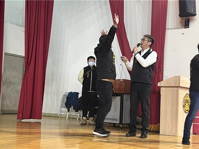 抗议民眾阻扰简报进行。（王扬杰摄）