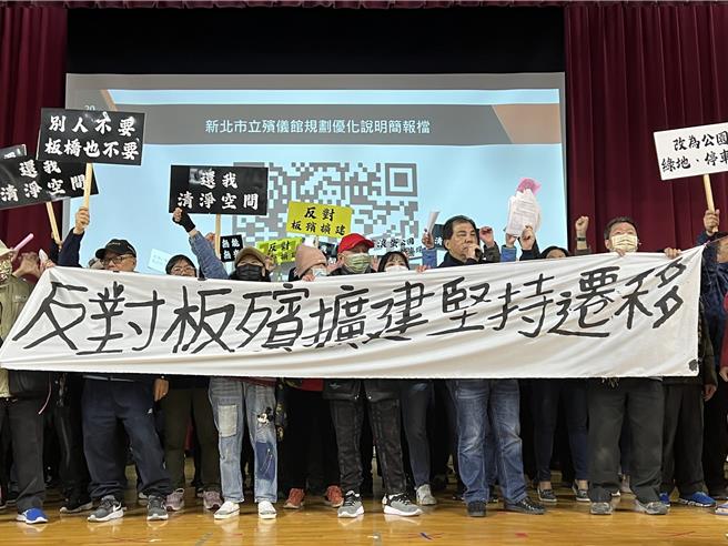 抗议民眾阻扰简报进行。（王扬杰摄）