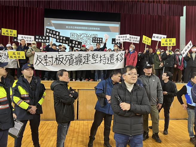 新北市民政局今晚举办板殡规画优化说明会，民眾到场抗议，瘫痪说明会进行。（王扬杰摄）