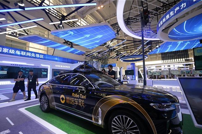 美国总统拜登近期接二连三发布对中贸易限制措施，大陆商务部新闻发言人15日表示，拜登政府说一套做一套，靠制裁、遏制、打压是无法阻挡中国前进步伐。（摘自新华社）