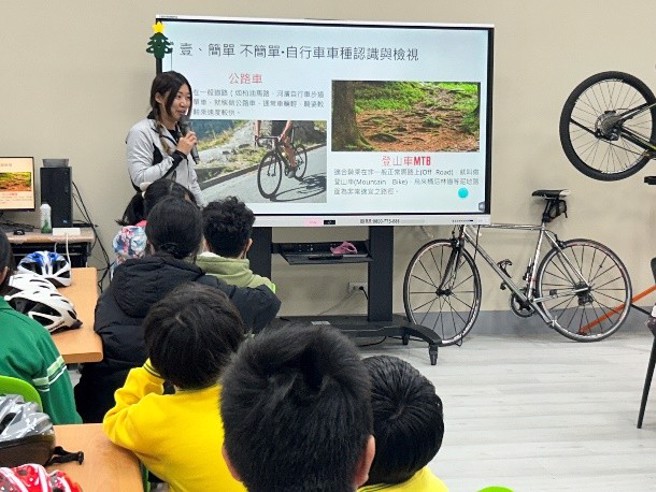 地理科林郁均老师讲授单车安全理论及操作课程。（兰州国中提供）