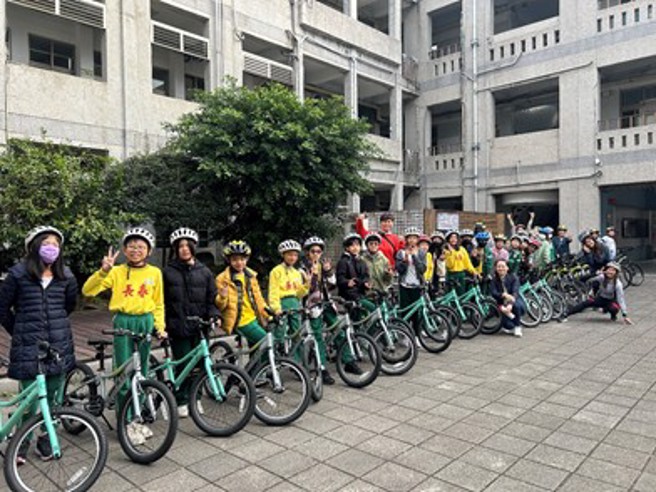 兰州国中的「做享骑乘」课程推广至全台北市国小，吸引许多学生报名参与。（兰州国中提供）