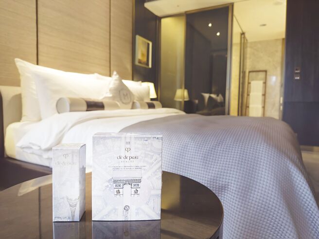 慕軒飯店推「靜謐幻遊」特房專案，入住天際套房，贈Cle de Peau Beaute限量幻遊巴黎正裝組合，每晚13,888元起。圖／慕軒飯店提供