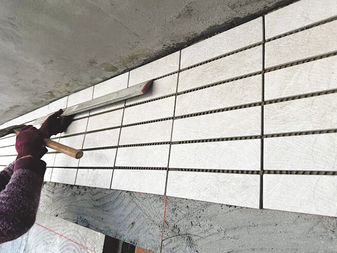 台湾制造的外墙磁砖符合经济部标准检验局的「CNS国家标准」，经由严格检验，具有极高安全性与耐用性。图／台湾陶瓷公会提供