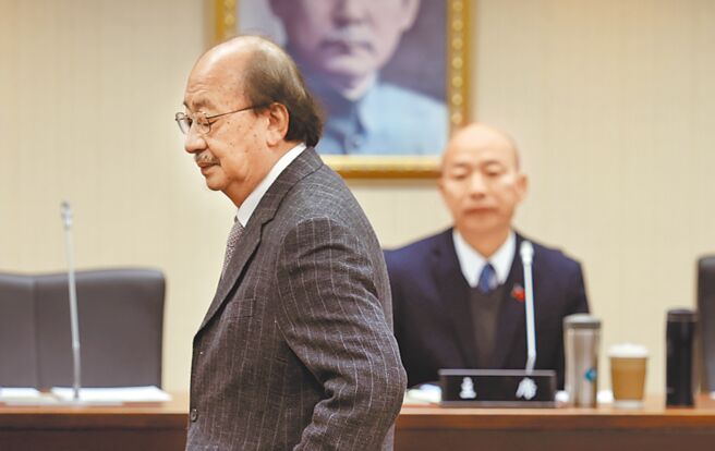 民进党大罢免声量并未因赖清德踩煞车而停止，今（15）日将串联公布全国大罢免民调。图为民进党立法院党团总召柯建铭（左）日前表示，罢免立法院长韩国瑜（右）是民进党最基本原则。（本报资料照片）