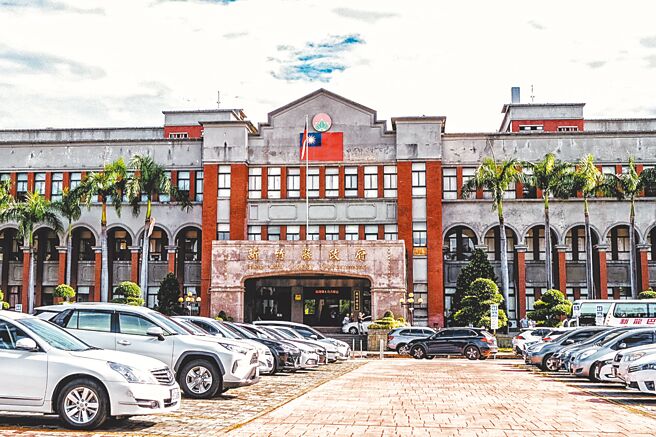 新竹縣政府開辦全國唯一的30萬元縣民保險，14日宣布轉型為「新竹縣意外事故致死救助金」，取消15歲以上的年齡限制，將能涵蓋更多弱勢族群。（羅浚濱攝）