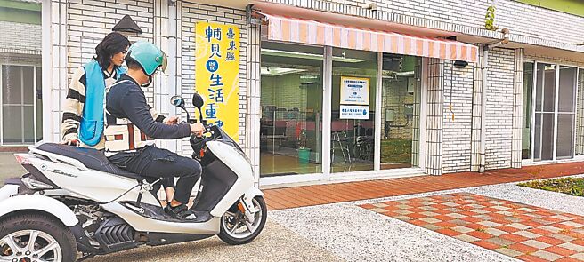 台東縣政府首創特製三輪機車借用服務，運用閒置機車改造成適合肢體或平衡障礙者的三輪機車，協助身障者考取駕照，實現行動權。（台東縣政府提供／蕭嘉蕙台東傳真）