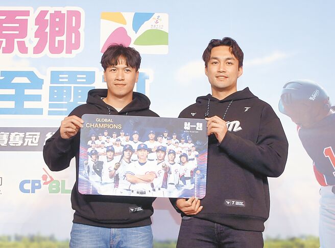 「2024年第3届世界12强棒球锦标赛夺冠纪念悠游卡」捐赠记者会14日举行，中华队强打林立（左起）及潘杰楷展示夺冠纪念悠游卡。（范扬光摄）