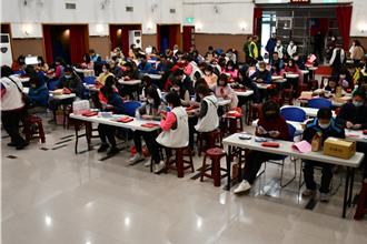 彰化3萬名長者每人拿6000大紅包 逾百人點鈔場面超壯觀