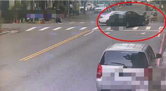 惊险瞬间！驾驶疑闯红灯害小客车猛撞柱子  三轮车阿北险遭波及