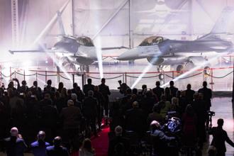 我國首架F-16 Block70呢？原訂去年底出廠交機測試  至今不見影