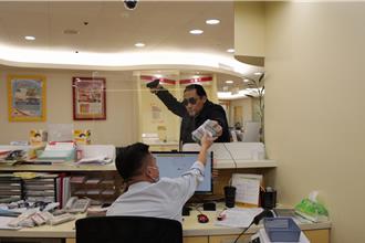 北投警防搶演練玩「假人挑戰」！民眾傻眼：怎麼都不動