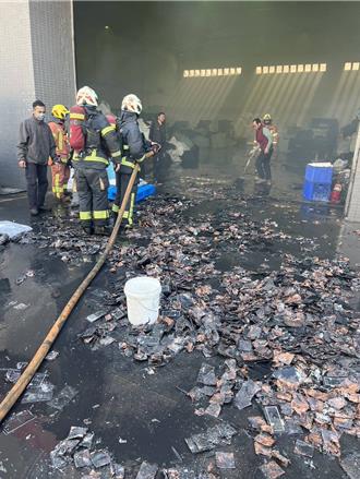 三峽工廠大火！違建違建堆滿鋰電池    狂燒竄猛烈白煙