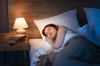 冬天毛毯該放被子「上還下」才溫暖？專家曝解答 1關鍵睡更熟