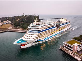今年首艘邮轮抵高雄港 「蓝眼红唇」史黛拉号载来2200名国际客
