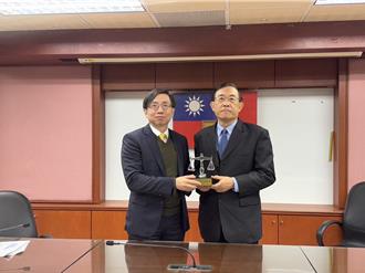 基隆地檢署檢察長李嘉明卸任 檢察總長郉泰釗頒獎座肯定