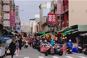 苗栗竹南年貨大街人潮湧現 自由街機車停車區延長開放