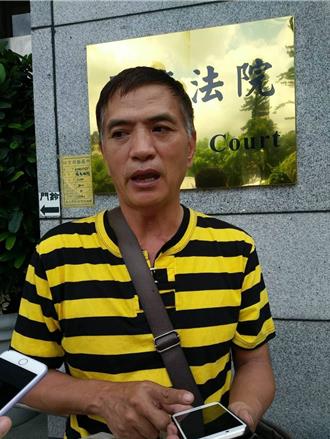 死者父親捧遺照哭求 盼了8年！凶手黃麟凱終於槍決伏法