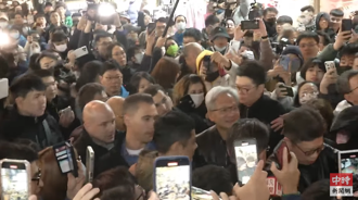 影》黃仁勳魅力無法擋！旋風橫掃逢甲夜市 在地人力推1美食