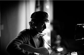 90秒內化身《巴布狄倫》！甜茶「神模仿唱腔」音樂總監也大讚