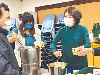 饒慶鈴寒冬送暖 陳銘風贈春聯