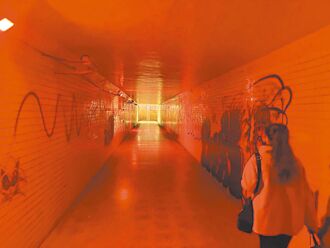 高雄 地下道遭恶搞 诡异红光吓人