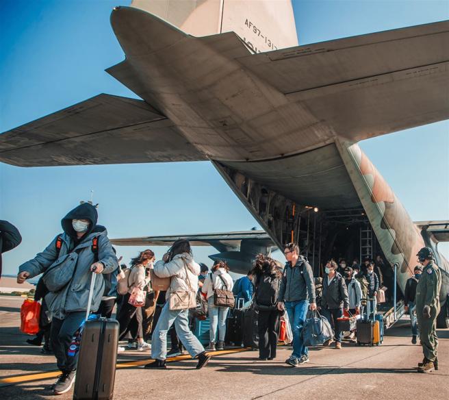 國軍規劃本月24日至2月4日止，由空軍派遣C-130運輸機，支援疏運作業。圖為C-130運輸機過往支援春節軍民運輸作業。
（本報資料照片）