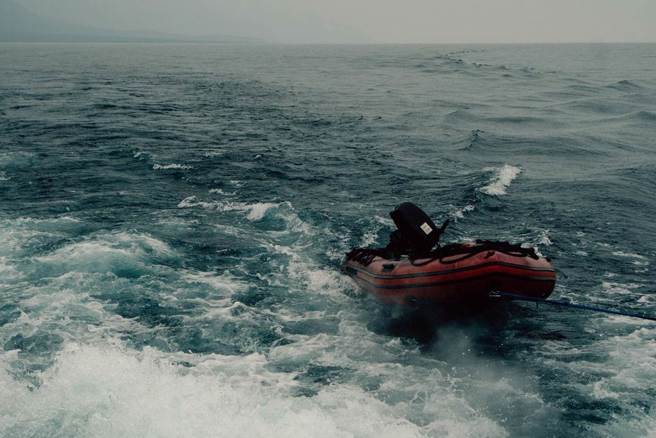 大陸四川一名21歲女子去年在日本靜岡縣的海灘戲水時，遭海浪捲走漂流，救援人員緊急出動搜索了36小時後，終於在80公里外的海上發現她的蹤跡。
（示意圖：Shutterstock／達志）