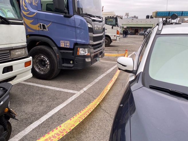 位于台中市大里区树王路一处加油站旁的停车场，今日清晨传出惊悚事故。（图 / 刘咏韵翻摄）