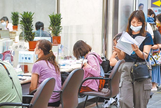 申请国民年金丧葬给付者，必须先确认被保险人国民年金无欠费，才能请领。（资料照）