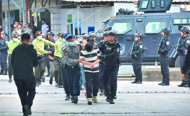 大陆警方近日与缅甸警方展开国际执法合作，首次在缅北木姐地区展开联合打击行动，逮捕807名跨境电信网路诈骗犯罪嫌疑人，其中中国籍犯罪嫌疑人352名，于3月31日全部移交陆方。（摘自央视新闻）