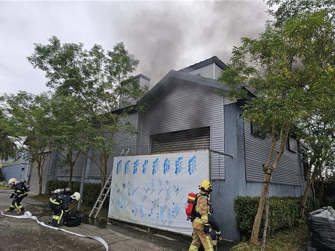 宜兰市一家观光工厂所属的污水处理场今天上午发生火警，宜兰县消防局已派员扑灭火势。（民眾提供）