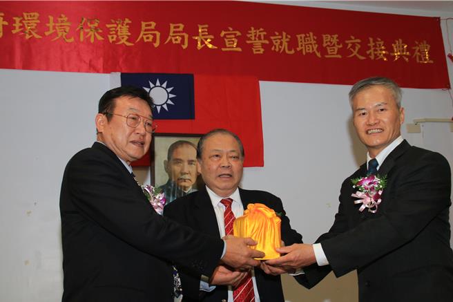 2025年1月16日澎湖县／在澎县长陈光復（中）监交下，16日澎县府原秘书长蔡淇贤（右），从升任秘书长的原环保局长杨书舜（左）手中接受印信，「降调」为环保局长。（许逸民摄）
