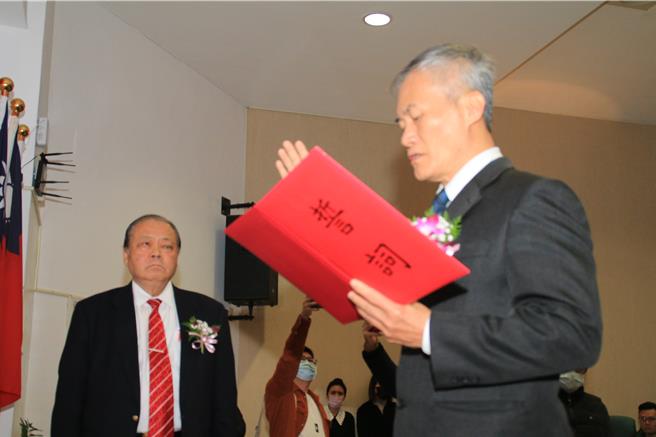 2025年1月16日澎湖县／在澎县长陈光復（左）监誓下，澎县府原秘书长蔡淇贤（右）16日宣誓就职环保局长。（许逸民摄）