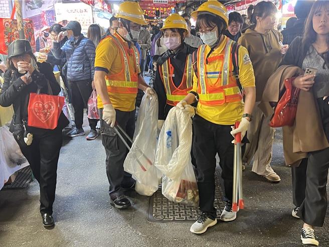「2025台北年货大街」即日起至27日全面禁菸，相关局处将加强取缔及禁菸区周边环境巡查，违者最高可处6000元以下罚锾。（张珈瑄摄）