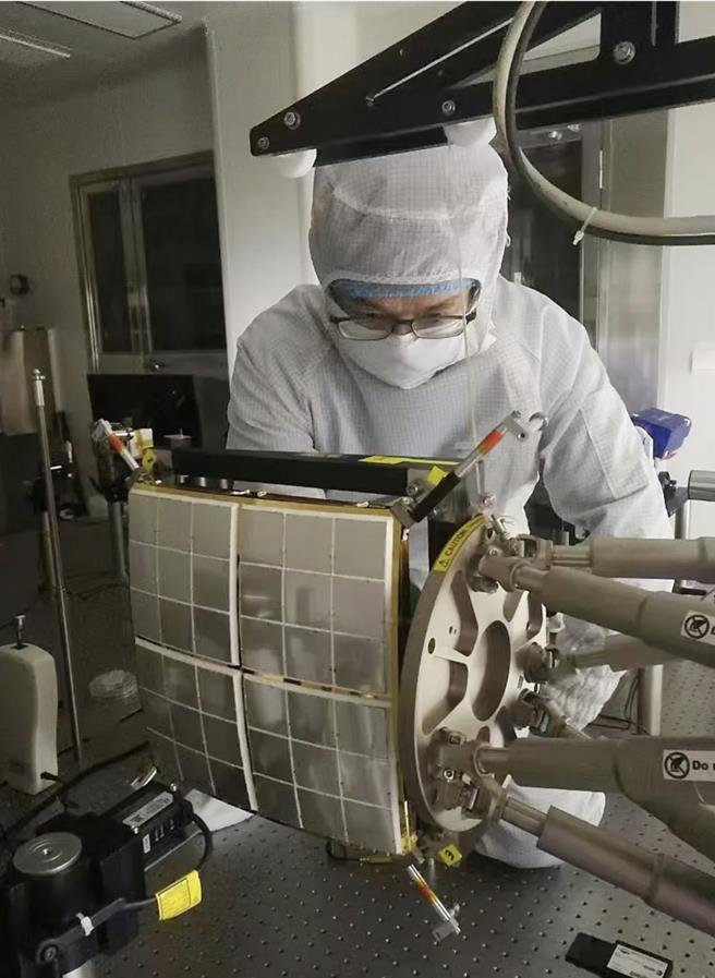 龍蝦眼光學系統在國家天文台實驗室進行裝調。（中國科學院上海技術物理研究所）