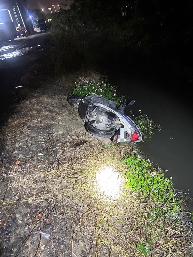 黃姓老翁騎車摔落排水溝中，事後被查出涉嫌酒駕。（翻攝照片／洪靖宜高雄傳真）