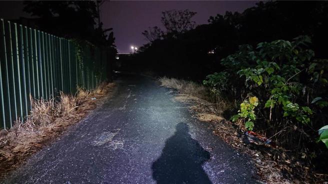 有民眾反映該排水溝旁沒有圍欄。（翻攝照片／洪靖宜高雄傳真）