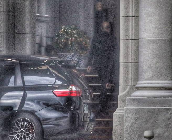 赖清德总统邀请立法院院长韩国瑜，率领朝野立委代表团，赴美出席川普就职典礼，代表团16日入府进行闭门会谈。图为立法院长韩国瑜（背对者）进入总统府。（王英豪摄）