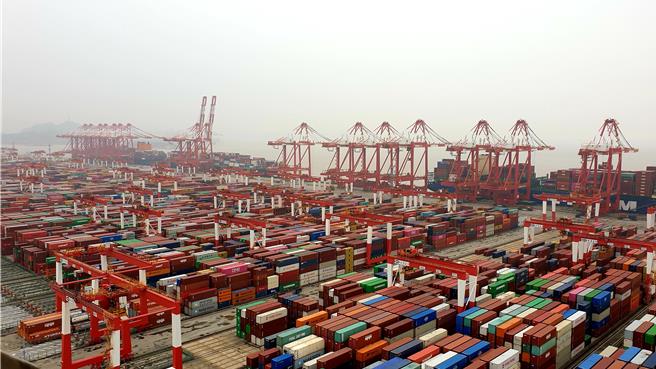 大陆地方两会密集召开，关于「高水平对外开放」有这些部署。图为上海洋山港无人化自动作业码头。（蓝孝威摄）