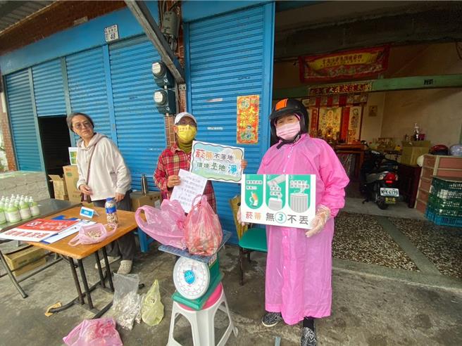 台东县环保局携手富冈里及环保志工合作举办「菸蒂不落地，环境土地净」，沿街清扫捡拾菸蒂。（台东县政府提供／萧嘉蕙台东传真）