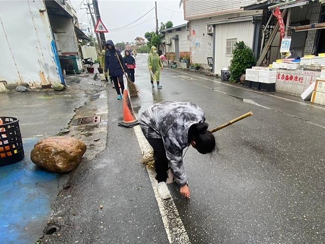 参与活动的民眾笑说，捡菸蒂捡到腰都快直不起来了。（台东县政府提供／萧嘉蕙台东传真）