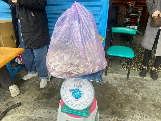 「菸蒂不落地，环境土地净」活动共清理出约1万根菸蒂，重达2公斤。（台东县政府提供／萧嘉蕙台东传真）