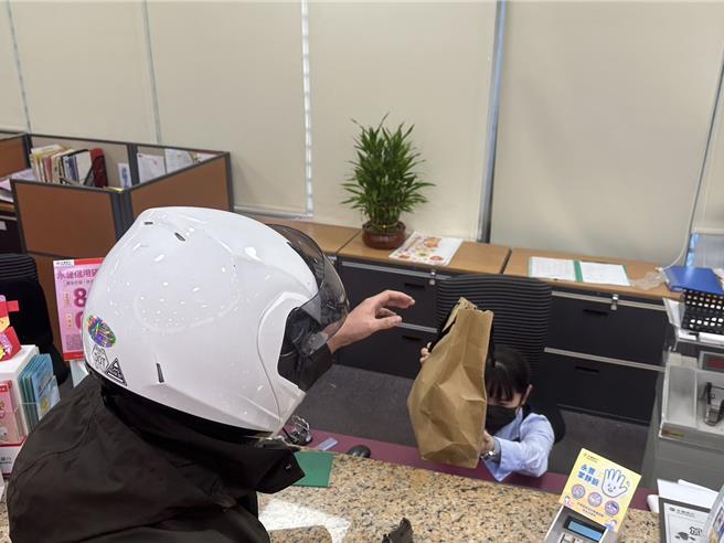 新竹市警察局第二分局与永丰银行新竹分行实施防抢演练及反诈骗关怀提问宣导活动，以提升各金融机构自我防卫能力及阻诈意识。（警方提供／王惠慧新竹传真）